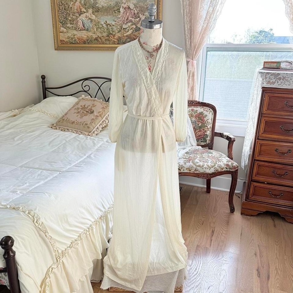 cream lace robe  70s Kayser cream lace trim lounge robe size medium